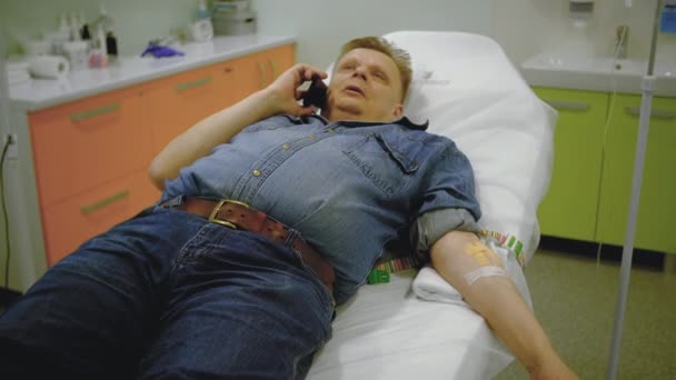 mužský pacient mluví na mobilním telefonu - Záběry, video