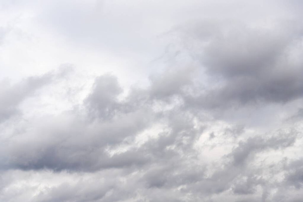 Soluk gökyüzünde dramatik gri bulutlar. Güzel gri ve beyaz bulutlu gökyüzü - Fotoğraf, Görsel