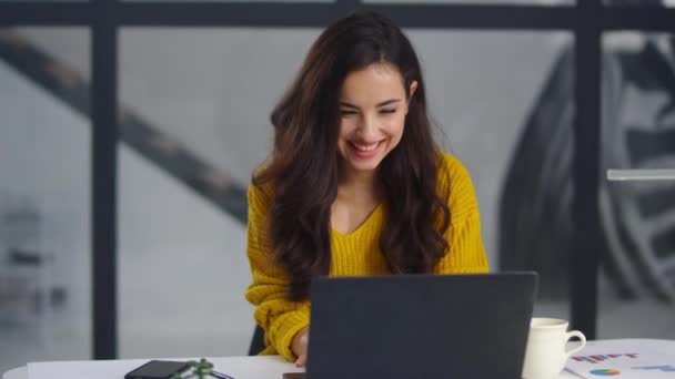 Smiling woman getting funny message on laptop. Joyful girl chatting notebook - Záběry, video
