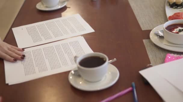 Zakelijke vrouw tekent contract tijdens de lunch - Video