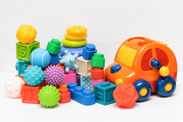 Varios juguetes para niños sobre fondo blanco
. - Foto, imagen