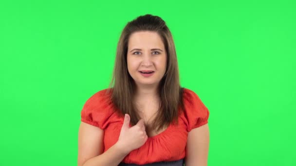 Portrait of perplexed girl in looking camera, pointing herself, say who me no thanks i do not need. Green screen - Filmagem, Vídeo