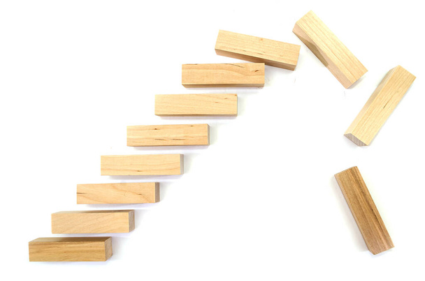 Zavřít dřevěný blok s koncepcí řízení podnikatelských riziků.Padající dřevěné bloky na bílém pozadí. - Fotografie, Obrázek