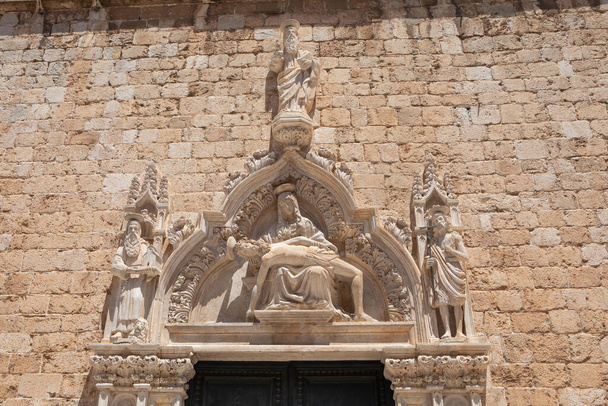 Koristeellinen sisäänkäynti fransiskaaniluostarin Dubrovnikissa, Kroatia
 - Valokuva, kuva