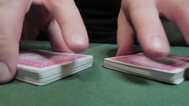 Riffle Shuffle. Primer plano de las manos masculinas barajando cartas. Juegos de azar
 - Metraje, vídeo