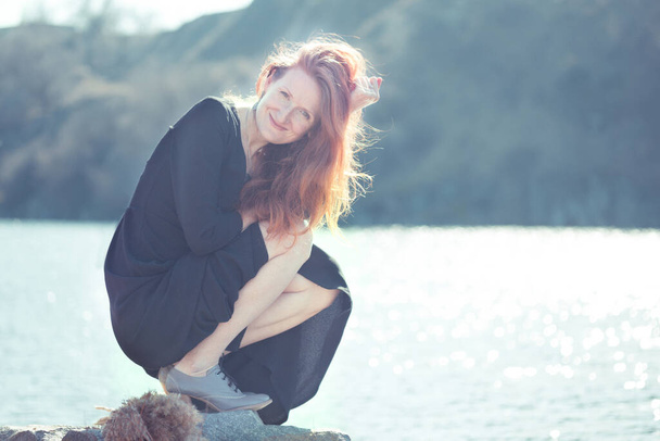 portrait d'une heureuse fille souriante sur le rivage du fjor - Photo, image