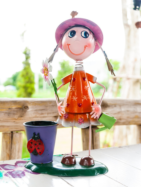 Boneca sorriso bonito com uma bela cesta na mesa de jantar
 - Foto, Imagem