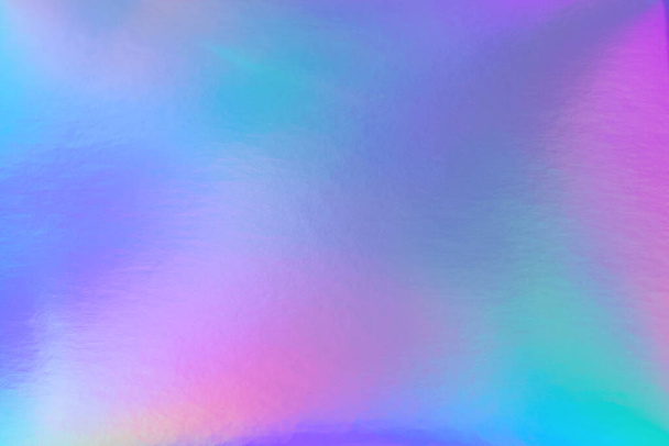 Абстрактный модный радужный голографический фон в стиле 80-х. Размытая текстура в фиолетовых, розовых и мятных ярких неоновых цветах
. - Фото, изображение