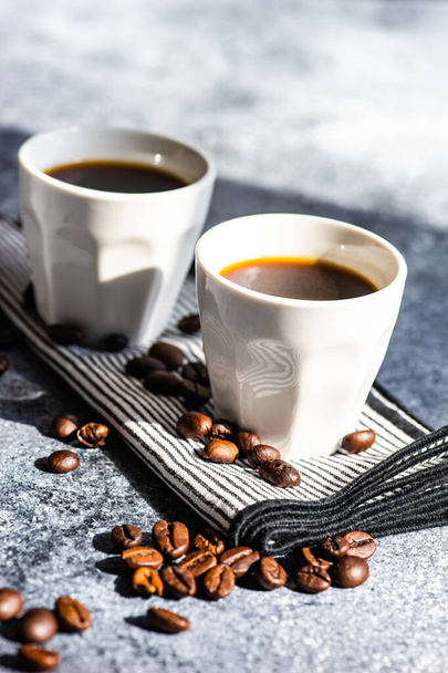 Zwei Mags Amerikanischer Kaffee als Morgenkonzept auf Steinhintergrund mit Kopierraum - Foto, Bild