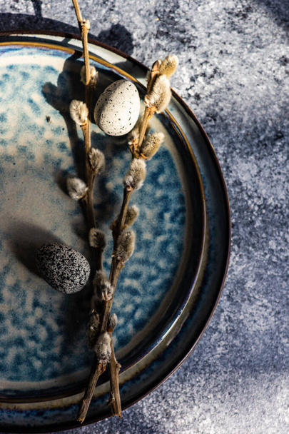 Festliche Tischdekoration für den Urlaub Ostern Abendessen mit Buchsbaum und Weide Muschi auf Stein Hintergrund mit Kopierraum dekoriert - Foto, Bild
