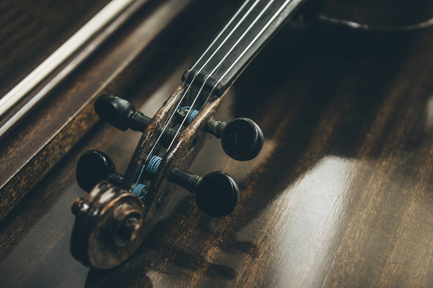 Старый скрипичный музыкальный инструмент оркестра крупным планом
 - Фото, изображение