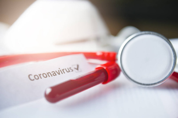 2019-nCoV und Coronavirus Bluttest im Labor Coronavirus Testliste medizinische Form, Maske, Reagenzgläser Stethoskop auf Dokumenten  - Foto, Bild