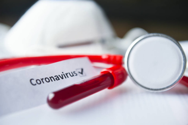 2019-nCoV und Coronavirus Bluttest im Labor Coronavirus Testliste medizinische Form, Maske, Reagenzgläser Stethoskop auf Dokumenten  - Foto, Bild