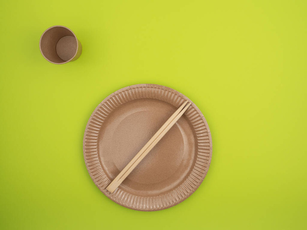 Tableware is disposable on a green background.  The view from the top. - Φωτογραφία, εικόνα