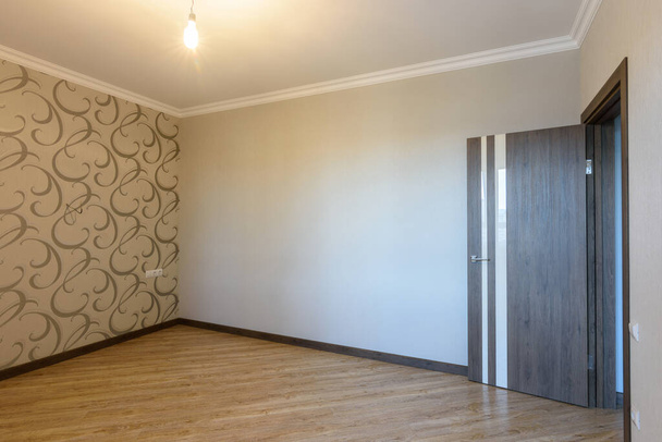 O interior de um pequeno quarto depois de ser renovado sem móveis
 - Foto, Imagem