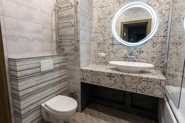 Das Innere eines modernen Badezimmers kombiniert mit einer Toilette - Foto, Bild