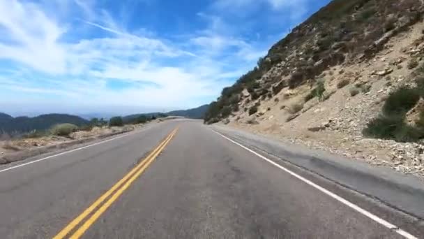 Roadtrip in Angeles National Forest Mountain mit blauem Himmel, Kalifornien, USA. - Filmmaterial, Video