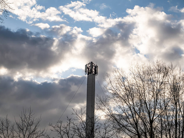 Torre de comunicações móveis em um fundo de céu nublado. Tecnologia. Lugar para SMS. Imagem de fundo. Ecologia
. - Foto, Imagem