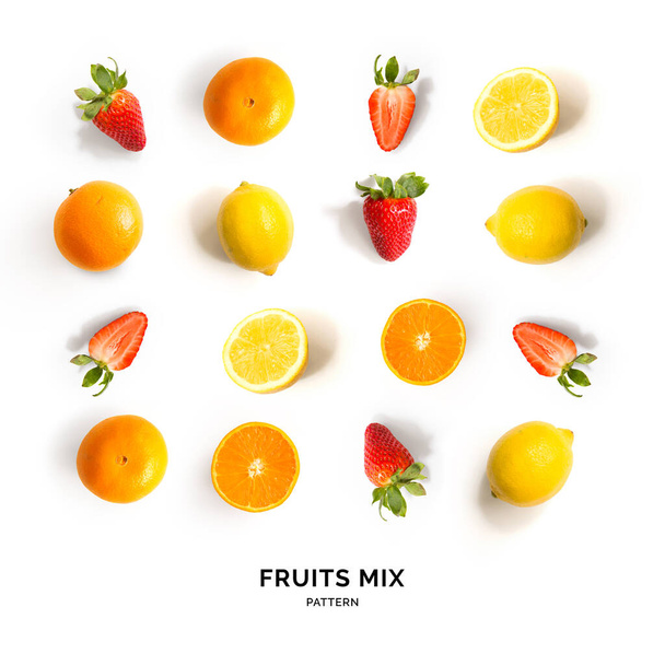 Απρόσκοπτη μοτίβο με φράουλα, λεμόνι και πορτοκάλι. Τροπικό αφηρημένο υπόβαθρο. Φράουλα, λεμόνι και πορτοκάλι στο λευκό φόντο. - Φωτογραφία, εικόνα
