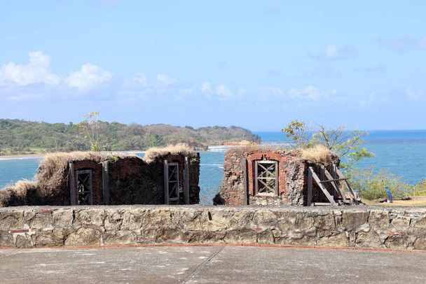 Ősi tüzérségi erőd a Karib-tengeren, a Panama-csatorna közelében, régi ágyúk. - Fotó, kép