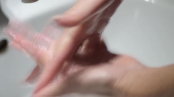 Frau wäscht sich gründlich die Hände mit Wasser und Seife. Coronavirus-Präventionsmaßnahmen. - Filmmaterial, Video
