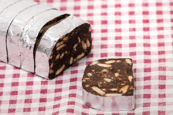 Salame tradicional de chocolate doce português sobre uma toalha de mesa
. - Foto, Imagem