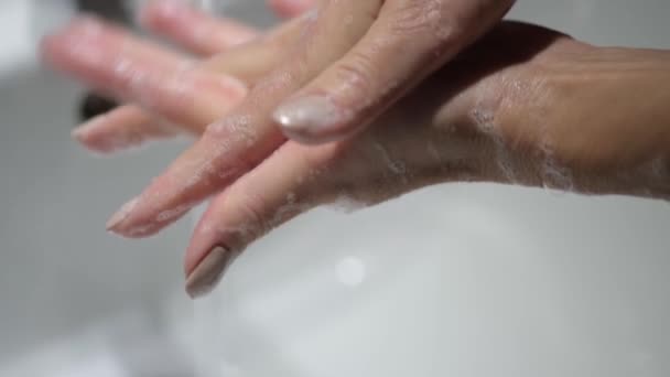 Donna accuratamente lavarsi le mani con acqua e sapone. Misure di prevenzione del coronavirus
. - Filmati, video