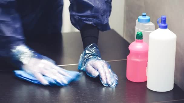 家庭用清掃キッチンテーブルの女性。コロナウイルス対策. - 映像、動画