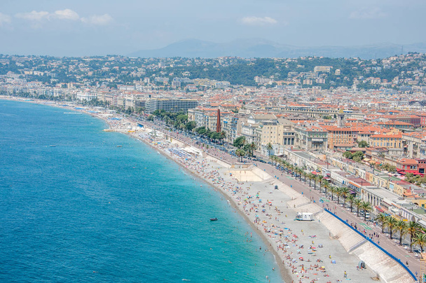 uitzicht op de stad Nice in de Maritieme Alpen, Frankrijk. mooie heldere kleur in deze stad onder Italiaanse invloed - Foto, afbeelding