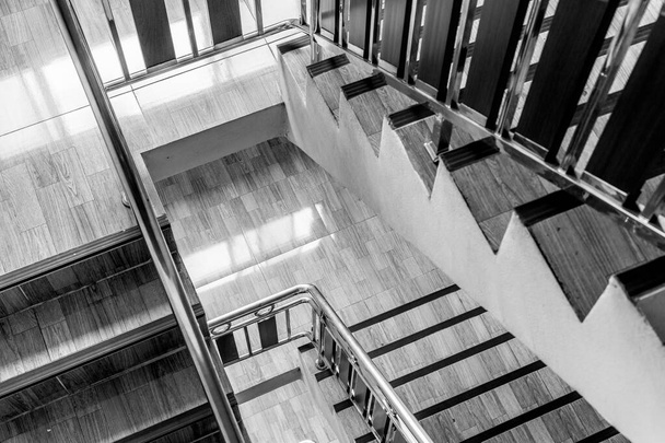 Preto e branco Vista superior do corredor da escada
 - Foto, Imagem