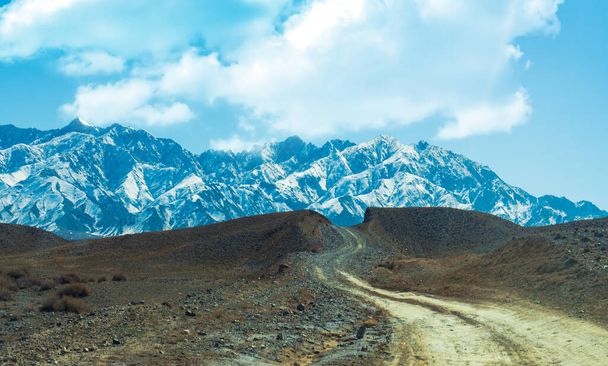 Montañas Tien-Shan cerca de Almaty, Kazajstán
 - Foto, imagen
