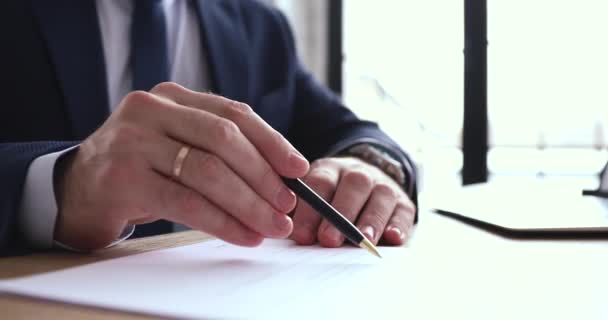 Vérification par un homme d'affaires, signature d'un document juridique, vue rapprochée
 - Séquence, vidéo