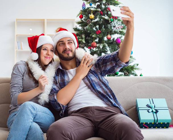 Pareja joven tomando selfies durante la Navidad - Foto, imagen
