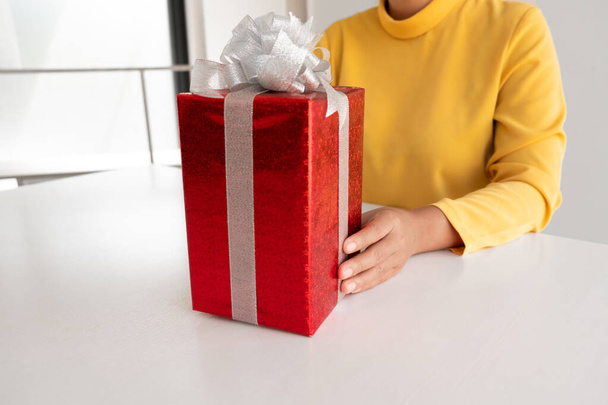η γυναίκα που κρατά ένα κουτί δώρου, Γενέθλια, Χριστούγεννα, Ημέρα του Αγίου Βαλεντίνου έννοια.  - Φωτογραφία, εικόνα