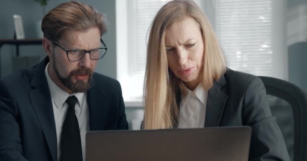 Group of two office managers working together on laptop - Filmagem, Vídeo