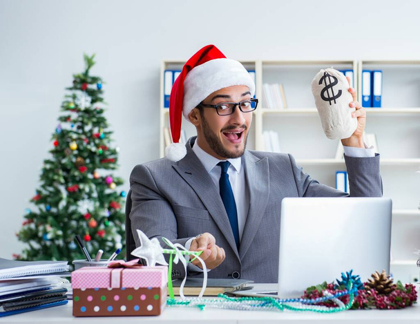 Jungunternehmer feiert Weihnachten im Büro - Foto, Bild