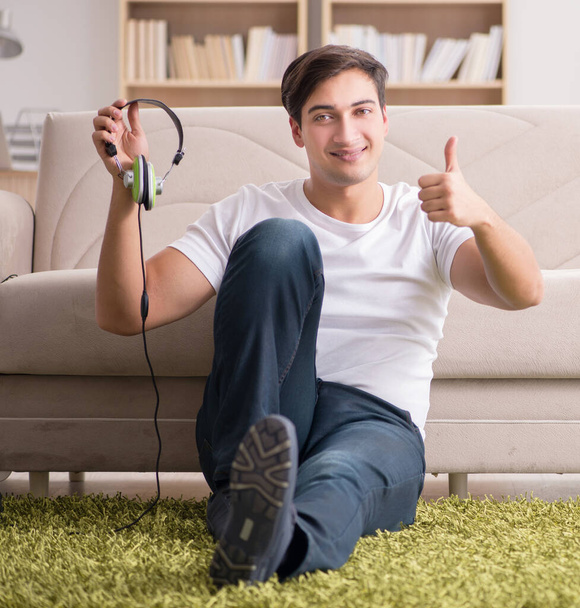 Homem ouvindo música em casa - Foto, Imagem