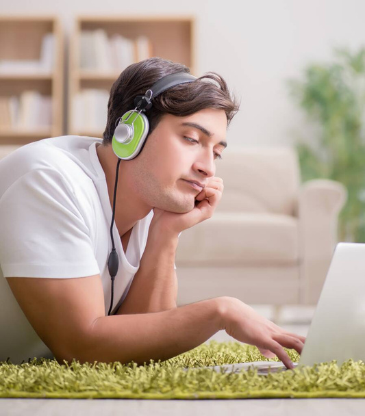 Freelancer working at home and listening to music - Fotoğraf, Görsel