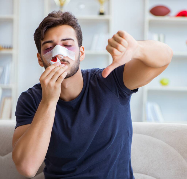 Jeune homme récupérant la guérison à la maison après la chirurgie plastique nez - Photo, image