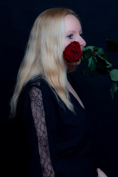Una mujer con una rosa. Retrato. Día de la Mujer. 8 de marzo
 - Foto, imagen