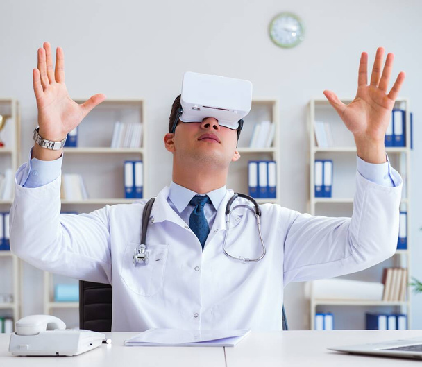 Jonge arts met vr virtual reality headset werken in het kantoor - Foto, afbeelding