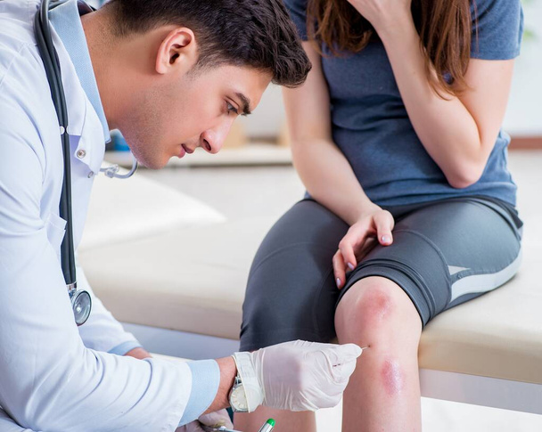 Patient geht nach Sportverletzung zum Arzt - Foto, Bild