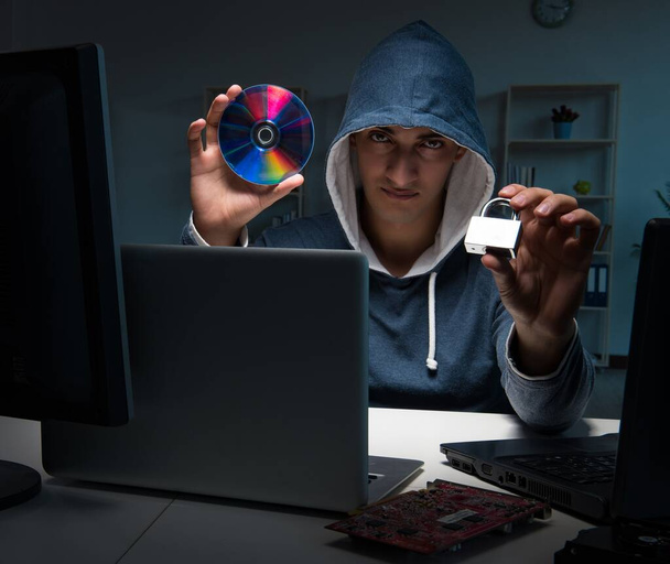 Hacker piratería informática por la noche - Foto, imagen