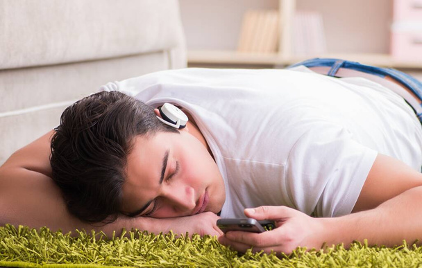 Молодий чоловік студент слухає музику вдома
 - Фото, зображення