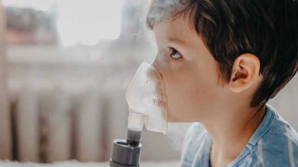 criança doente respira em um nebulizador
 - Foto, Imagem