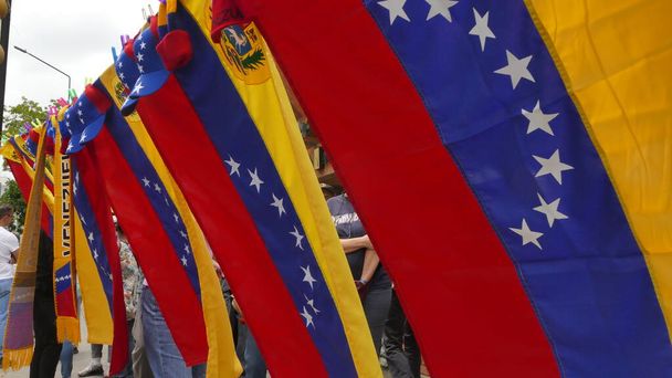 Venezuela-Flaggen und Hüte auf der Straße - Foto, Bild