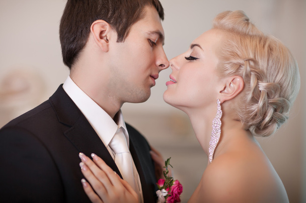Bride and groom kiss - Foto, Bild