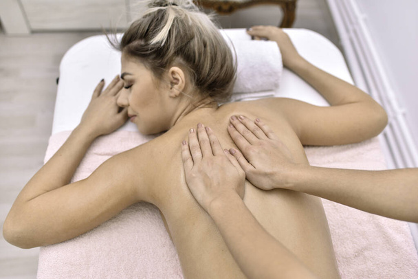 jovem mulher no salão de massagem - Foto, Imagem