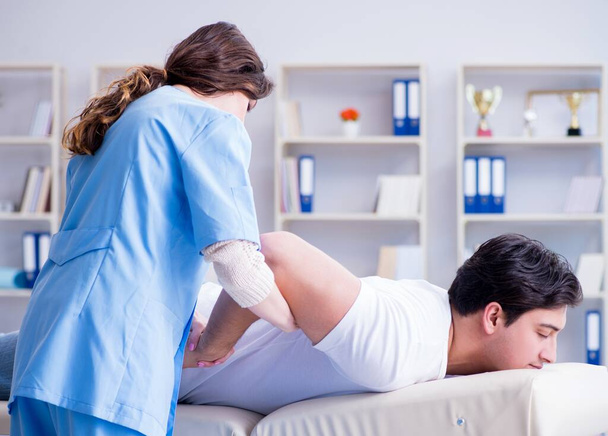 Mulher quiroprático médico massageando paciente masculino
 - Foto, Imagem