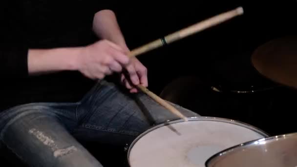 Férfi dobos játszik egy dob egy koncerten egy klub közelkép. - Felvétel, videó
